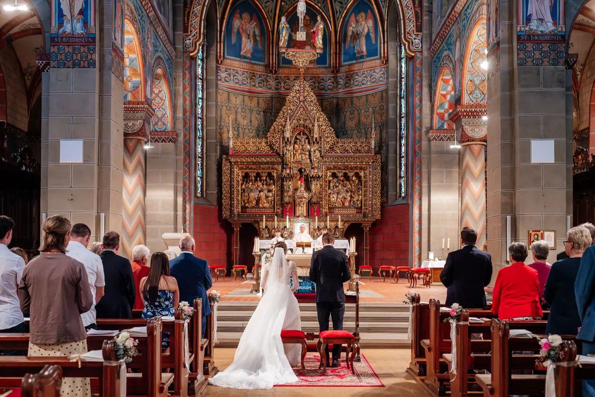 Sandra und Matthias vor dem Altar der Stadtkirche St. Marien
