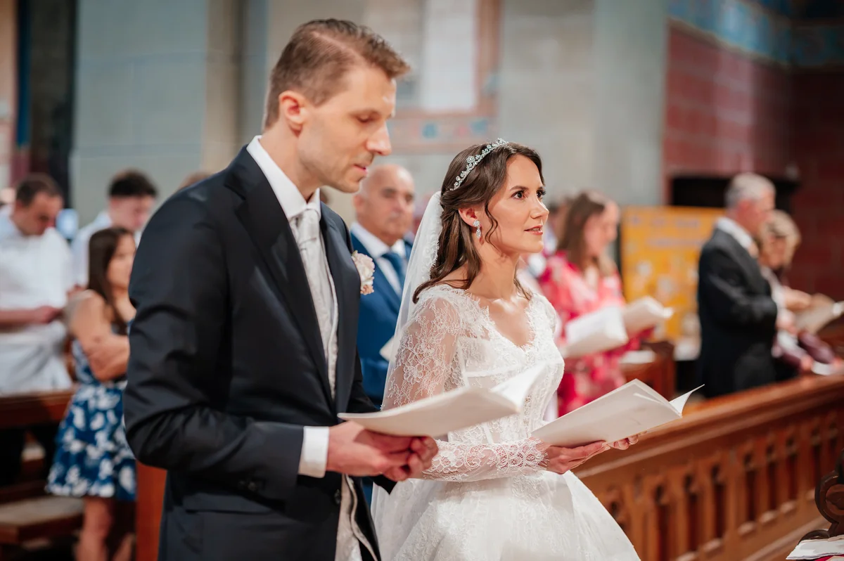 Sandra und Matthias bei einer Lesung während ihrer kirchlichen Trauung