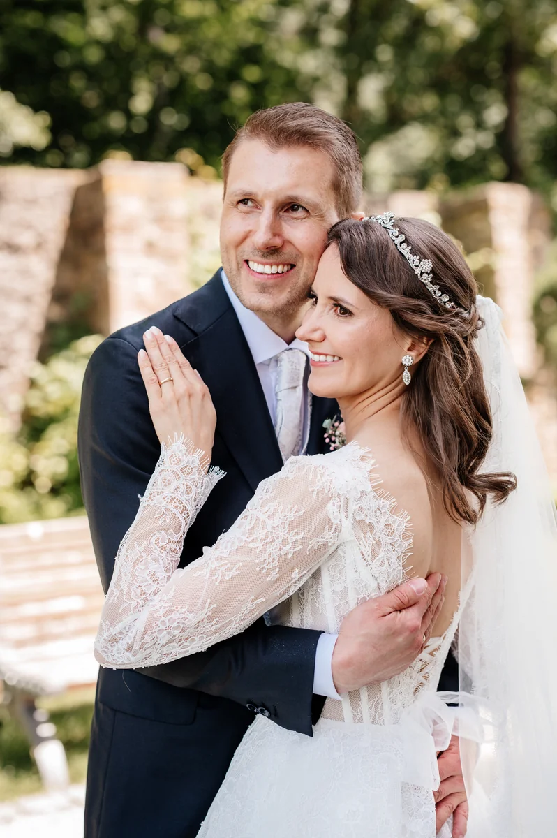 Sandra und Matthias bei einem innigen Brautpaarportrait in Gengenbach