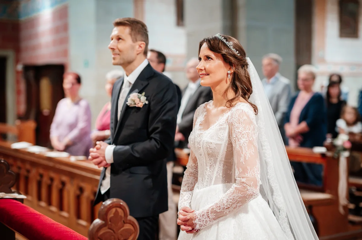 Sandra und Matthias während ihrer kirchlichen Trauung in Gengenbach