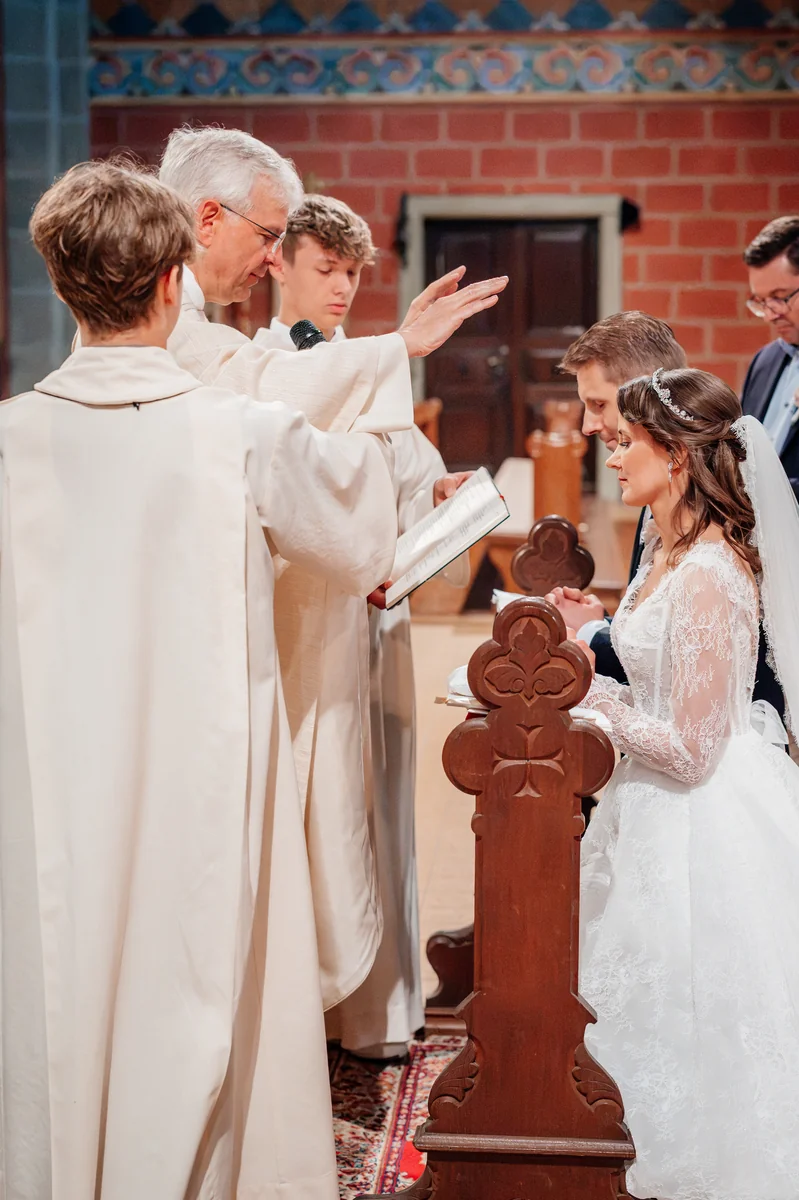 Segen während der kirchlichen Hochzeit von Sandra und Matthias