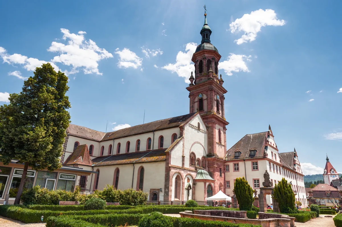 Stadtkirche St. Marien in Gengenbach bei strahlendem Sommerwetter