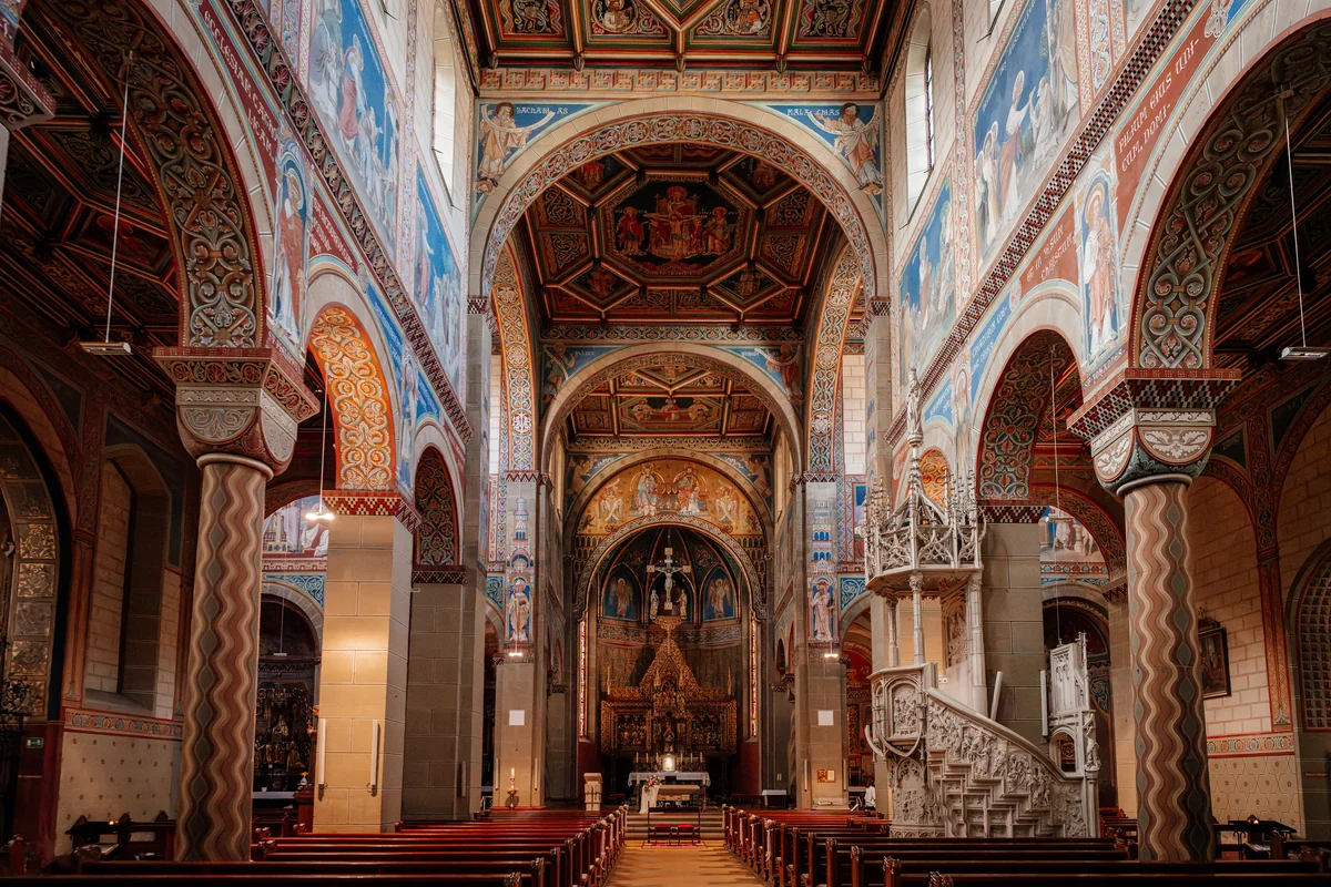Festlicher Innenraum der Stadtkirche St. Marien in Gengenbach