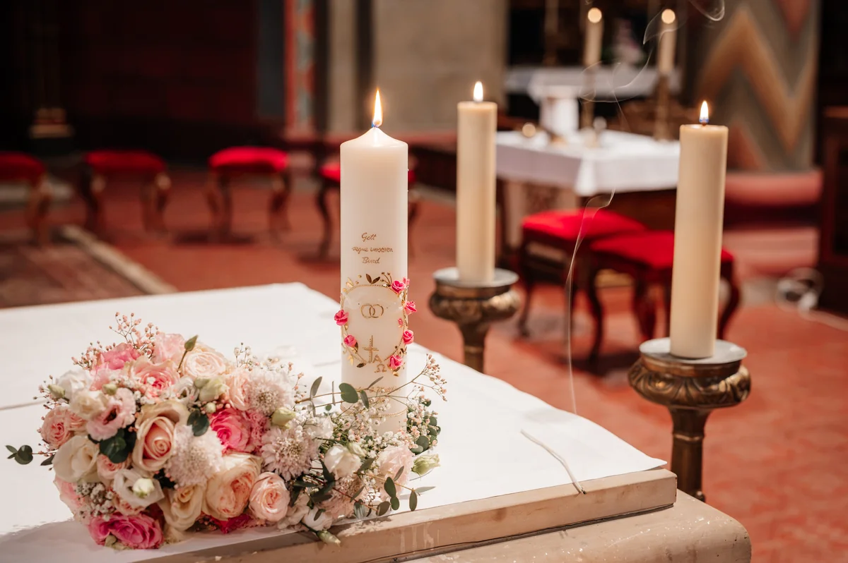 Traukerzen und Blumen bei der kirchlichen Hochzeit in Gengenbach