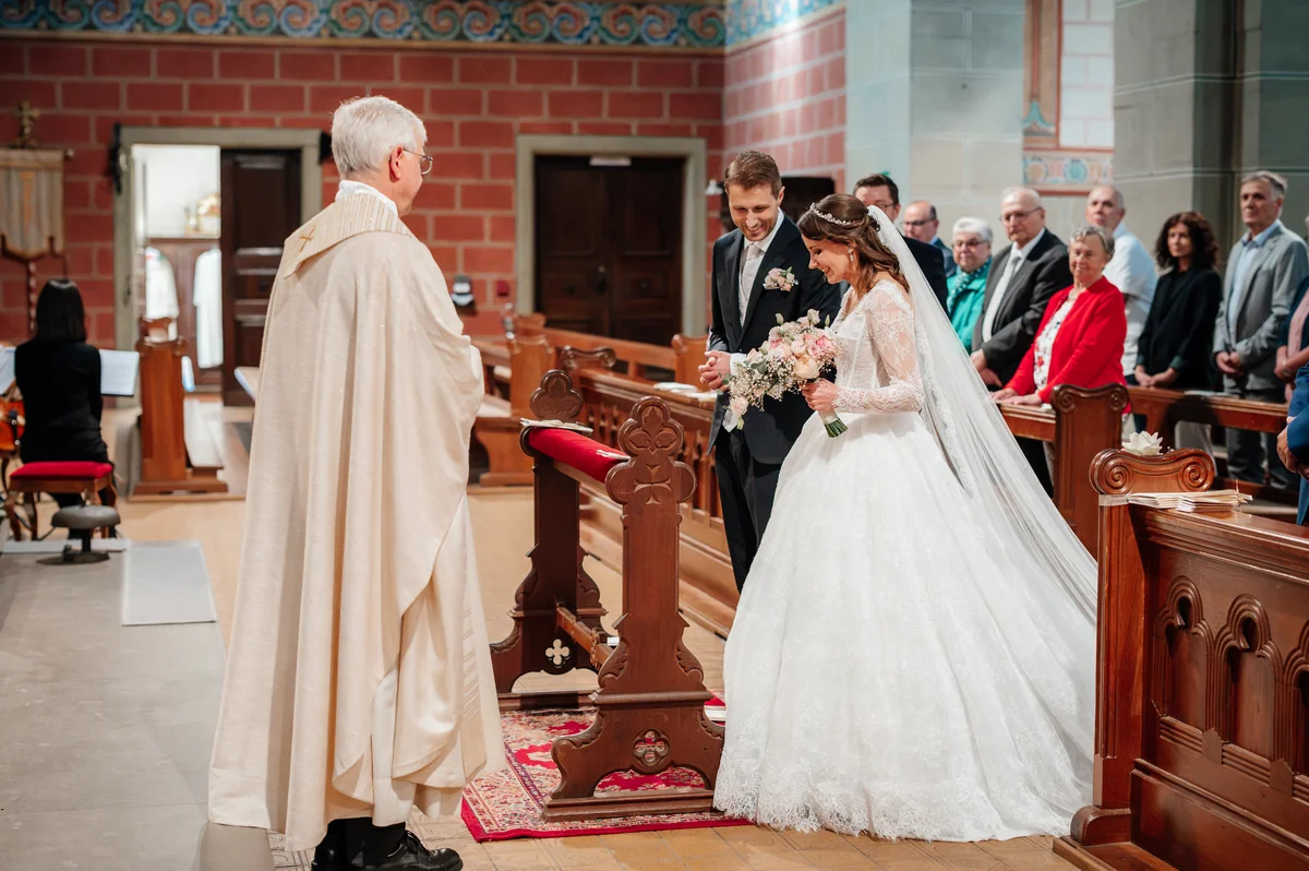 Kirchliche Trauung von Sandra und Matthias vor dem Altar