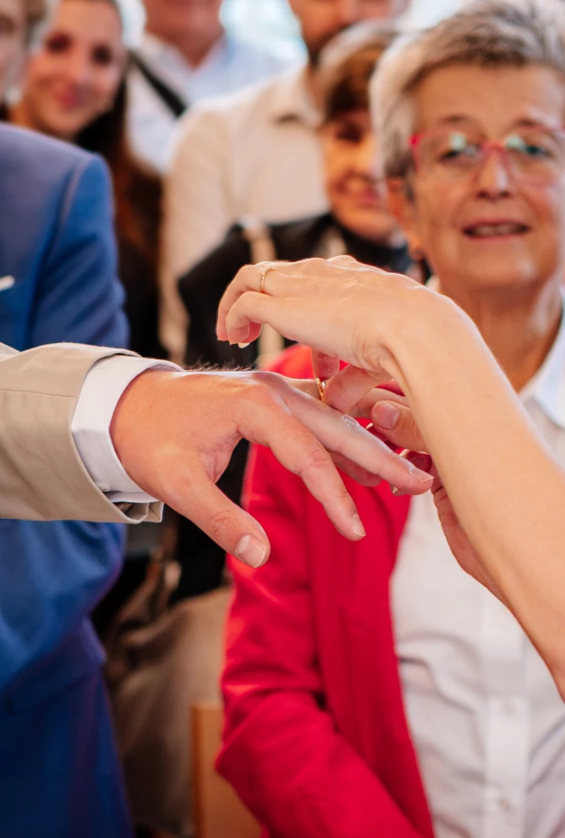 Ein Hochzeitsgast applaudiert dem frisch verheirateten Paar