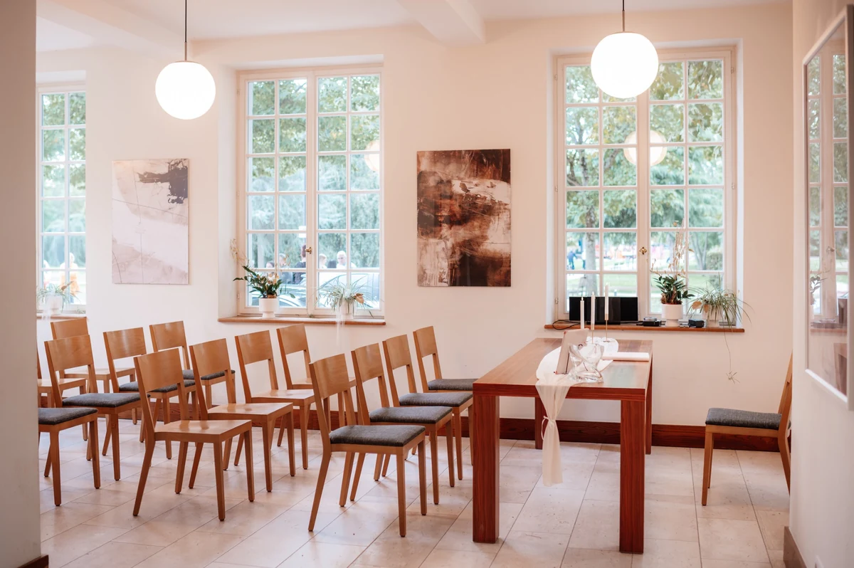 Der helle Trauraum im Billett’schen Schlösschen vor der standesamtlichen Hochzeit