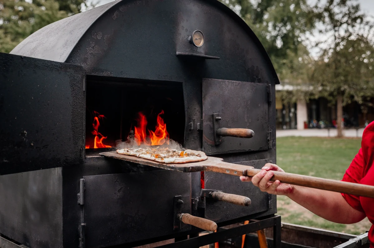 Pizza wird während der Hochzeitsfeier in einem Ofen gebacken