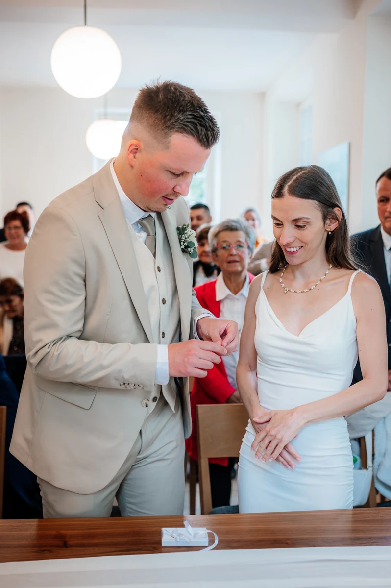 Ringwechsel bei der standesamtlichen Hochzeit im Schlösschen