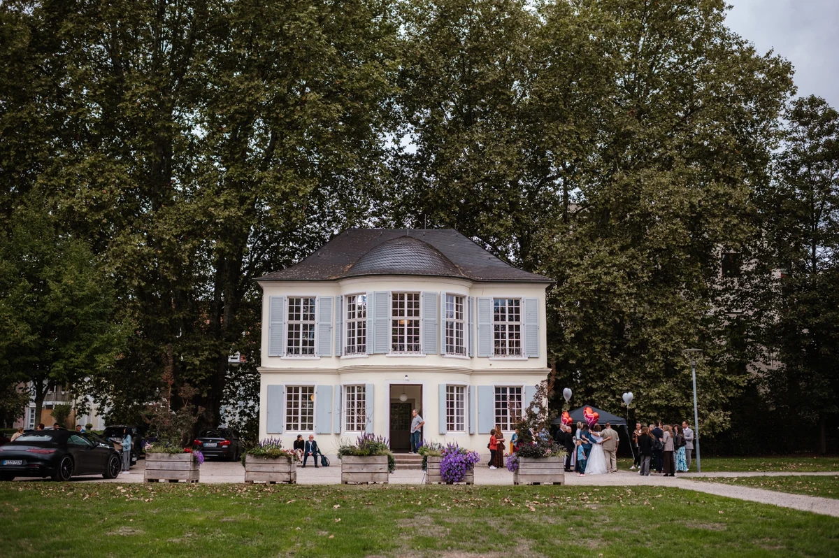 Hochzeitsgäste vor dem Billett’schen Schlösschen in Offenburg