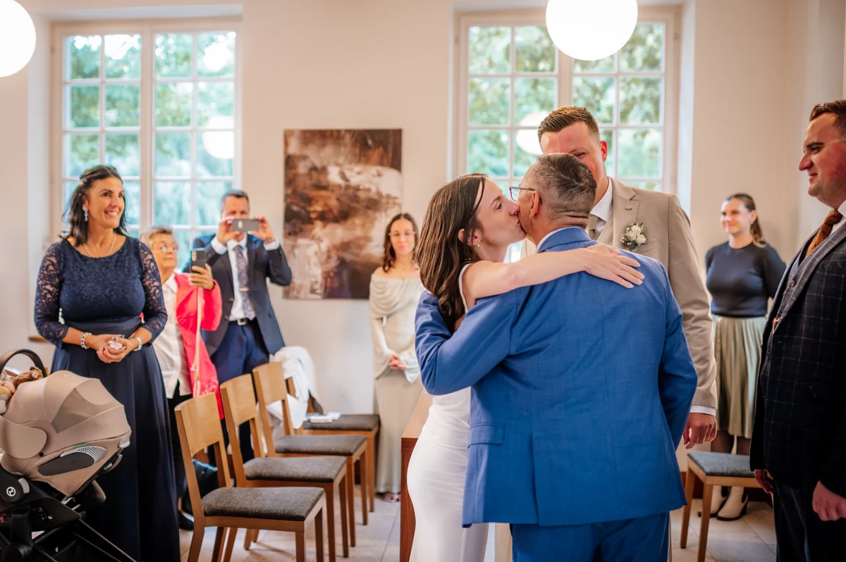 Eine herzliche Umarmung während der standesamtlichen Hochzeit