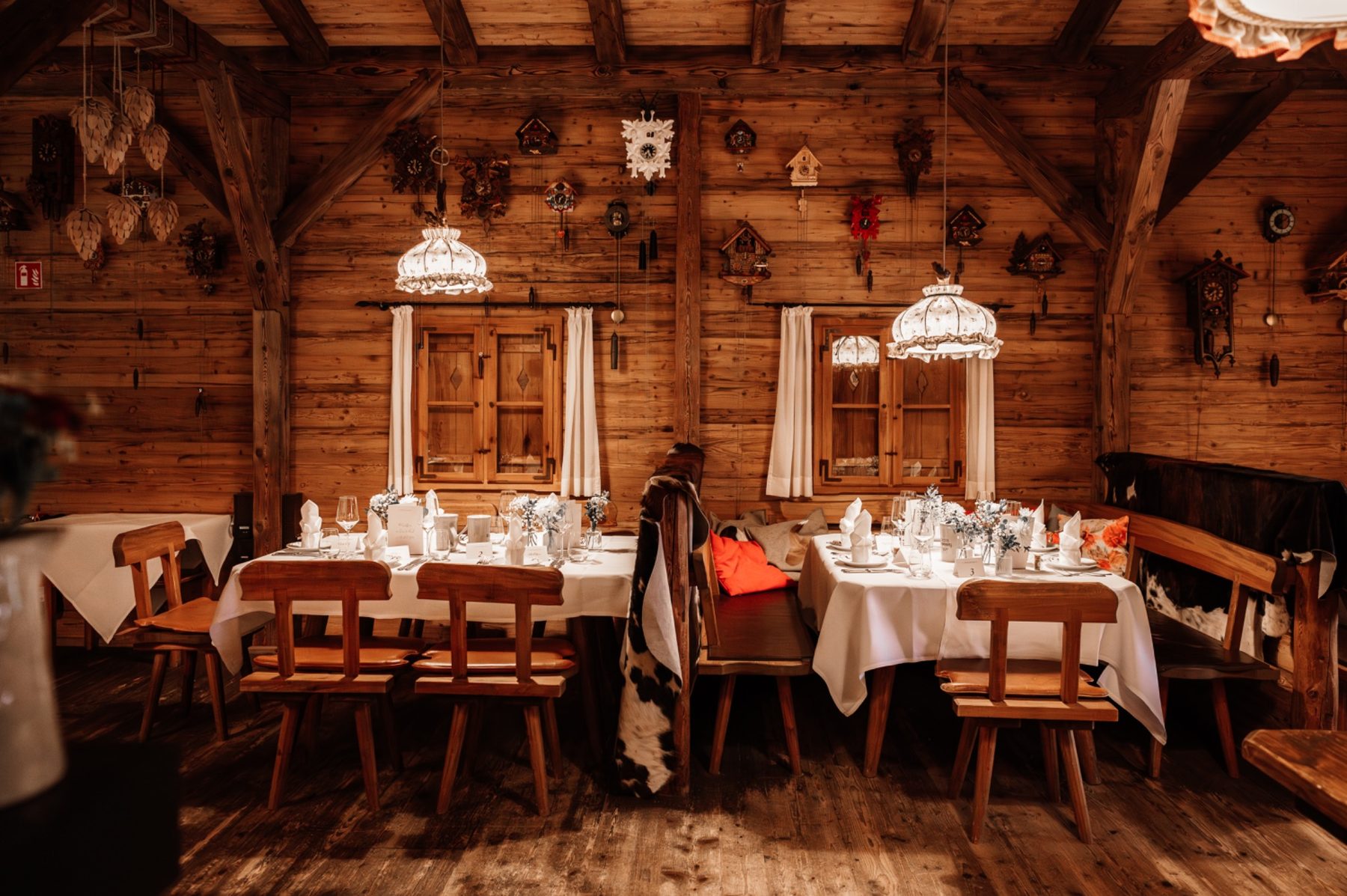 Brautpaar bei der freien Trauung in der Öventhütte am Öschberghof in Donaueschingen