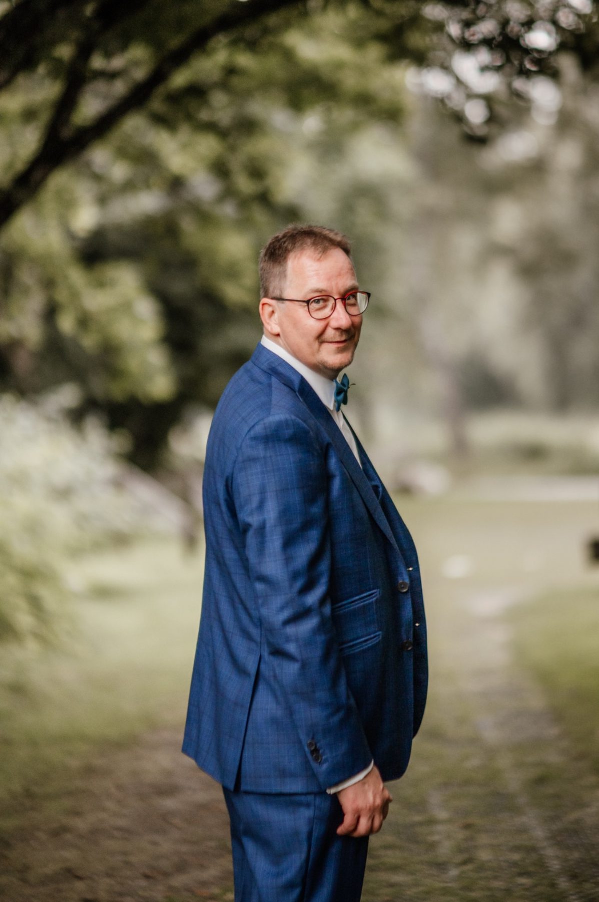 Brautpaar auf dem Golfplatz des Öschberghofs in Donaueschingen mit Golfcart