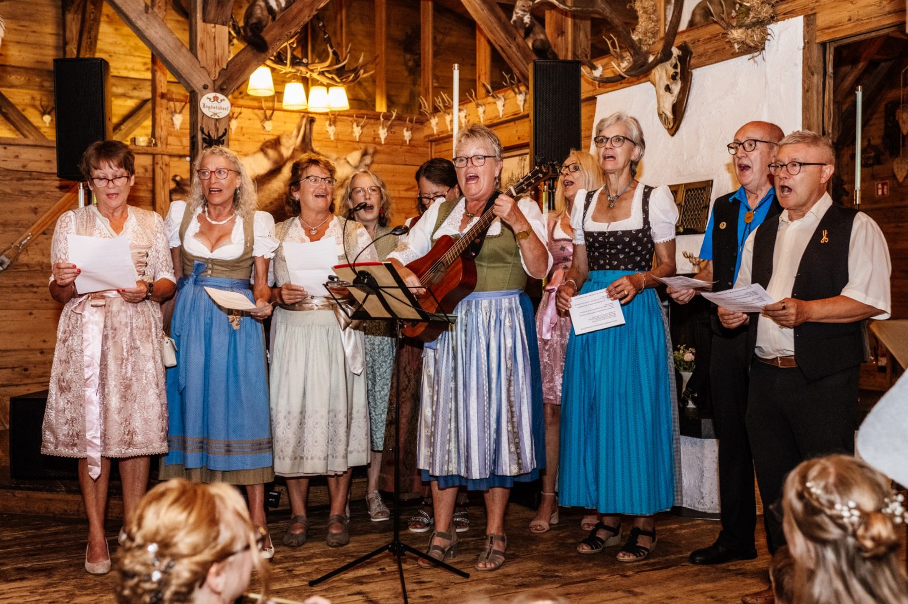 Brautpaar bei der freien Trauung in der Öventhütte am Öschberghof in Donaueschingen