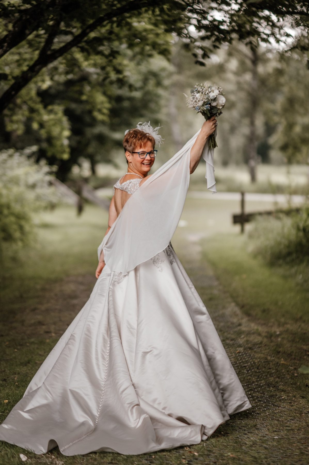 Brautpaar beim Fotoshooting auf dem Golfplatz des Öschberghofs in Donaueschingen