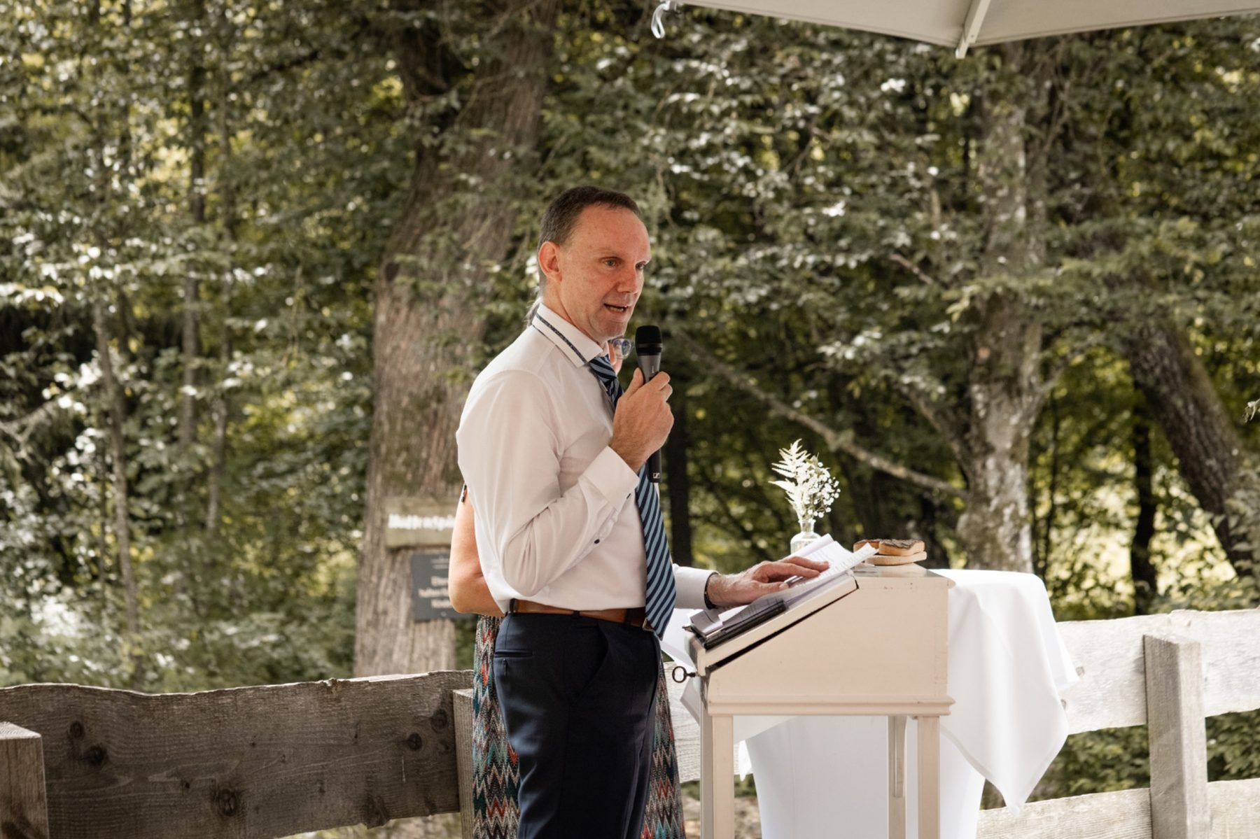 Brautpaarshooting auf dem Golfplatz des Öschberghofs mit Golfcart, Schwarzwald