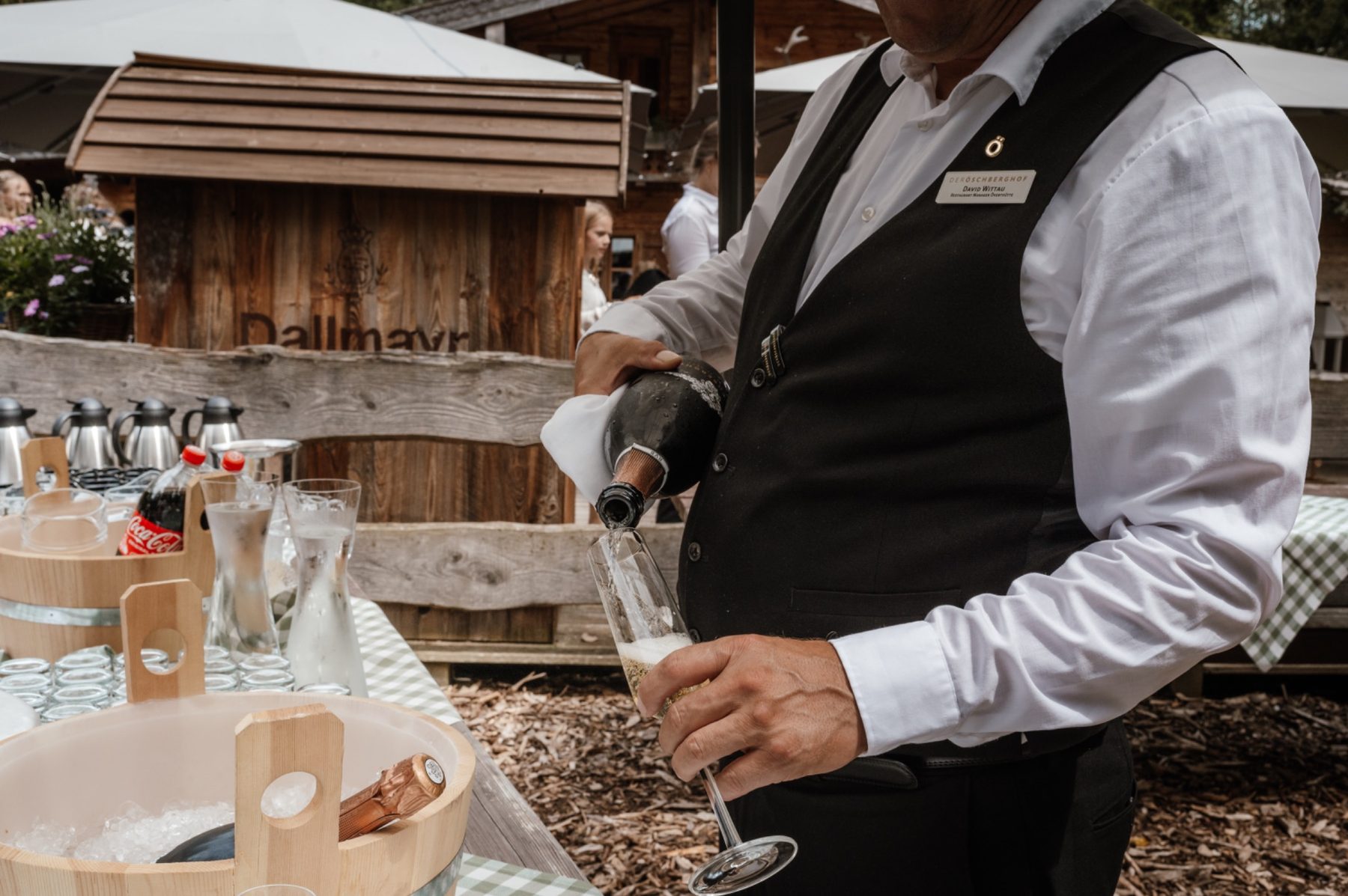 Brautpaar bei ihrer freien Trauung in der Öventhütte am Öschberghof in Donaueschingen