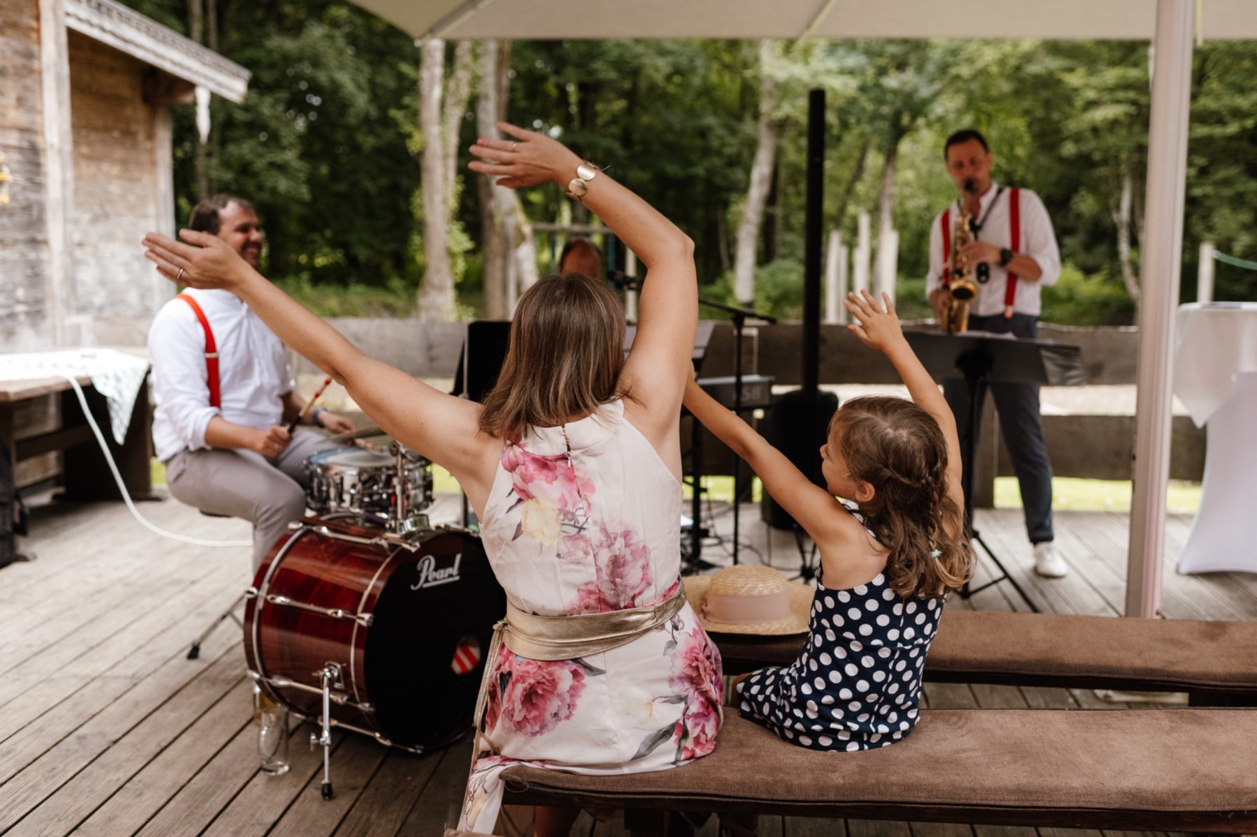 Gäste genießen die Live-Musik beim Hochzeitsempfang in der Öventhütte am Öschberghof