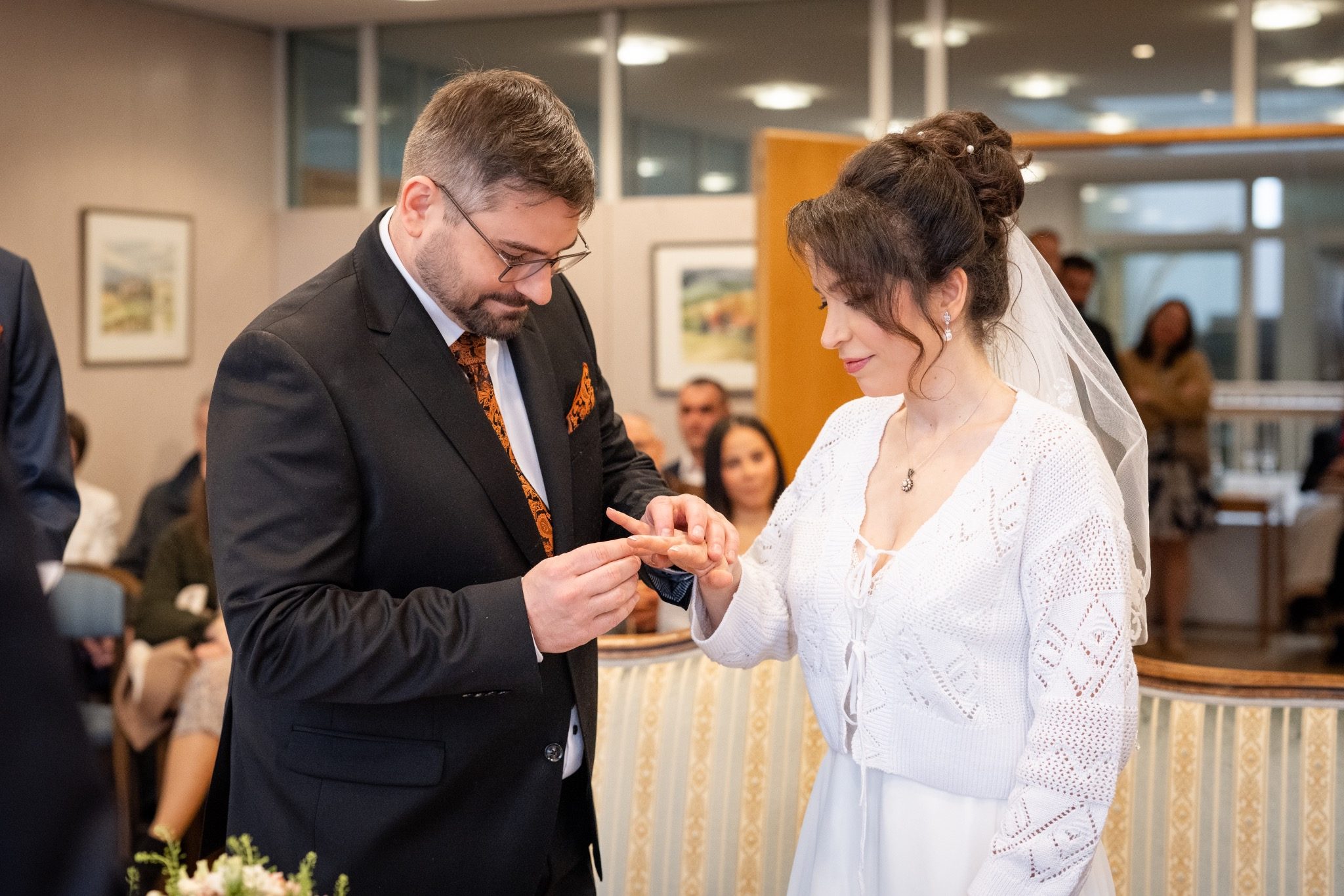 Brautpaar-Portrait bei einer Novemberhochzeit in Gundelfingen bei Freiburg