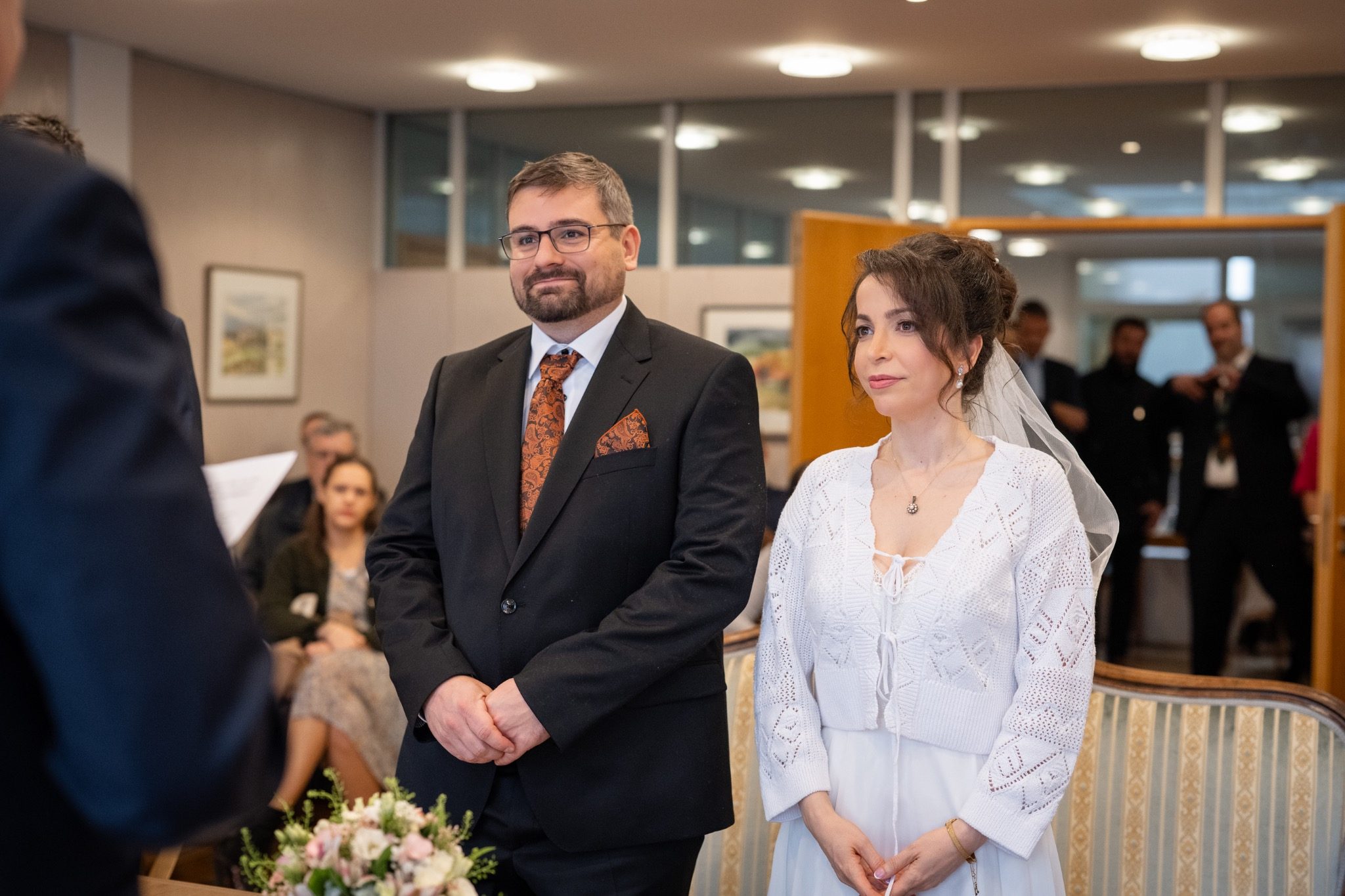 Paarfotos bei einer Novemberhochzeit in Gundelfingen – natürliches Licht im Breisgau