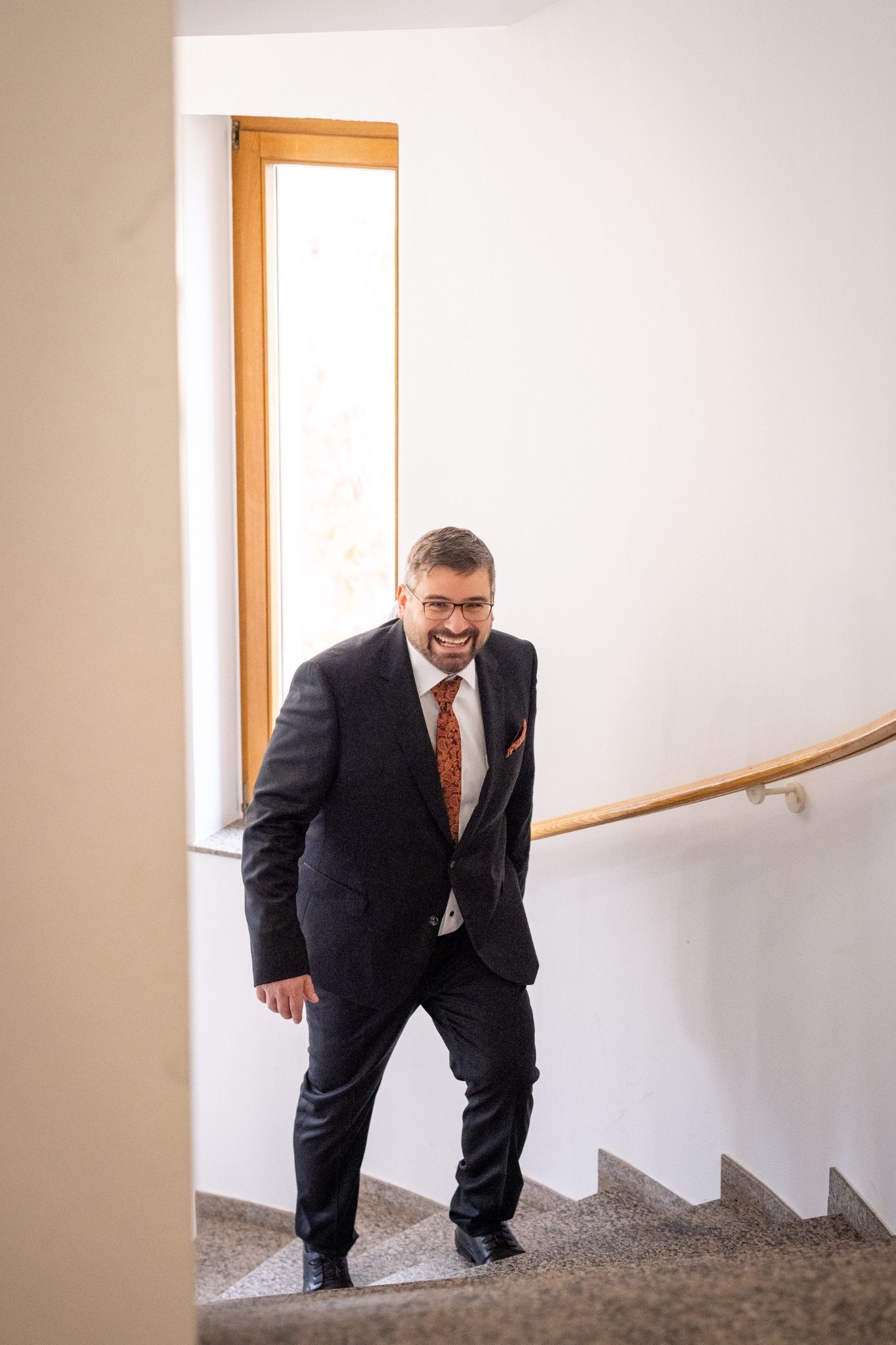 Bräutigam Konstantin beim Standesamt Gundelfingen – ruhiger Moment während der Zeremonie