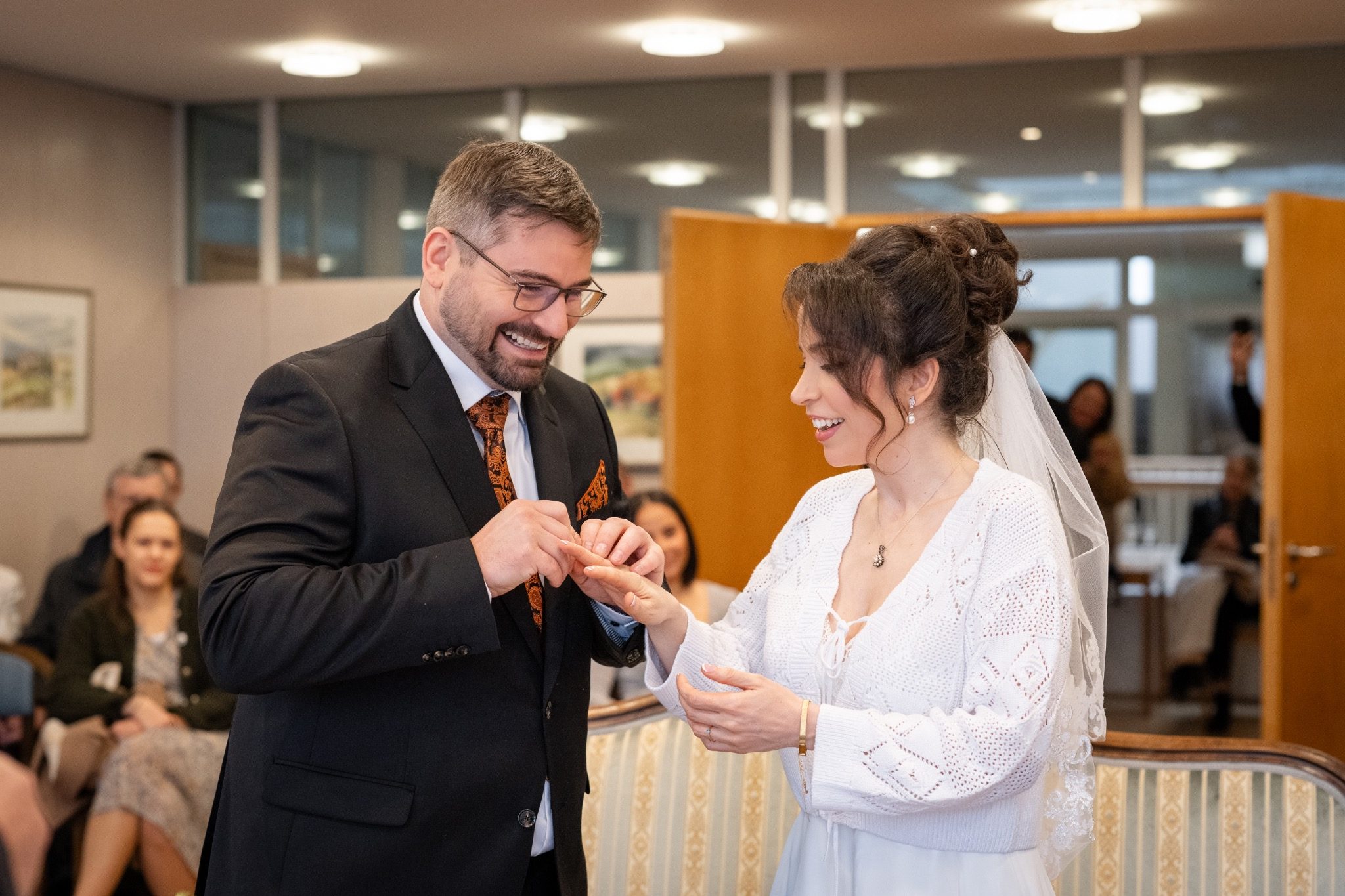Lachende Paarfotos nach der standesamtlichen Hochzeit in Gundelfingen