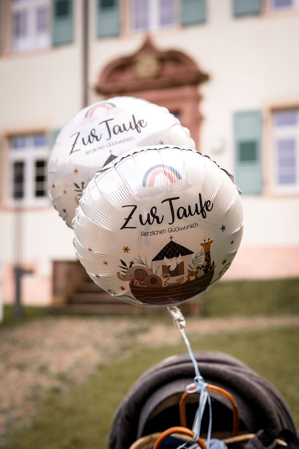 Eltern mit Baby bei der Taufe – Taufreportage Bollschweil