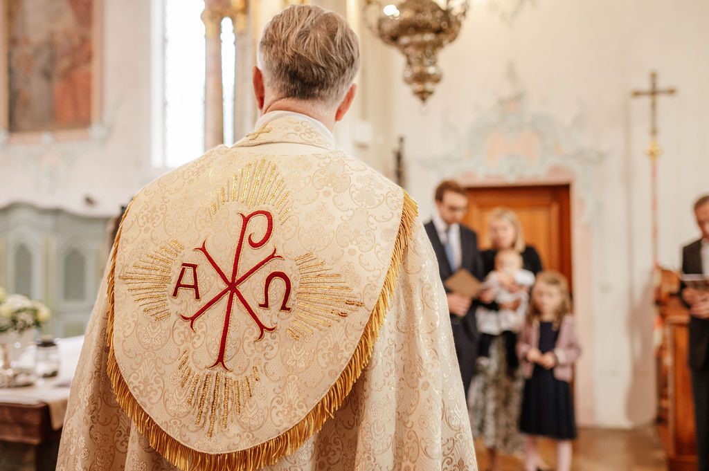 Familie beim Abschied von der Kirche – Taufreportage Bollschweil