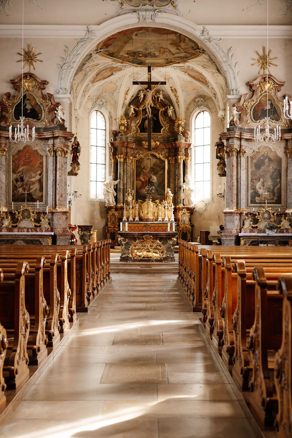 Familie vor der Kirche St. Ulrich Bollschweil – Taufreportage