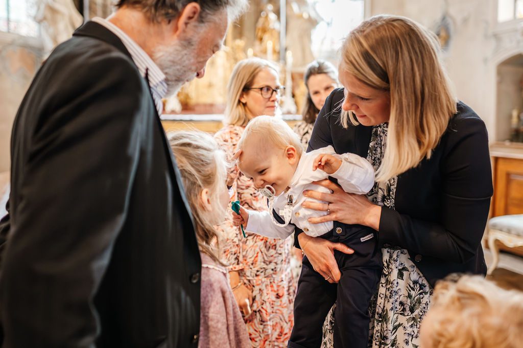 Kind mit Blumen – Taufreportage Bollschweil