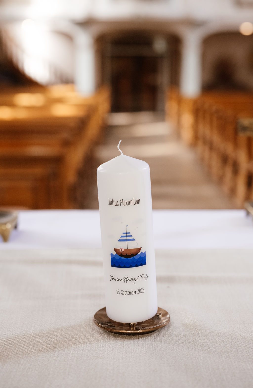 Baby am Taufbecken St. Ulrich – Taufreportage Schwarzwald