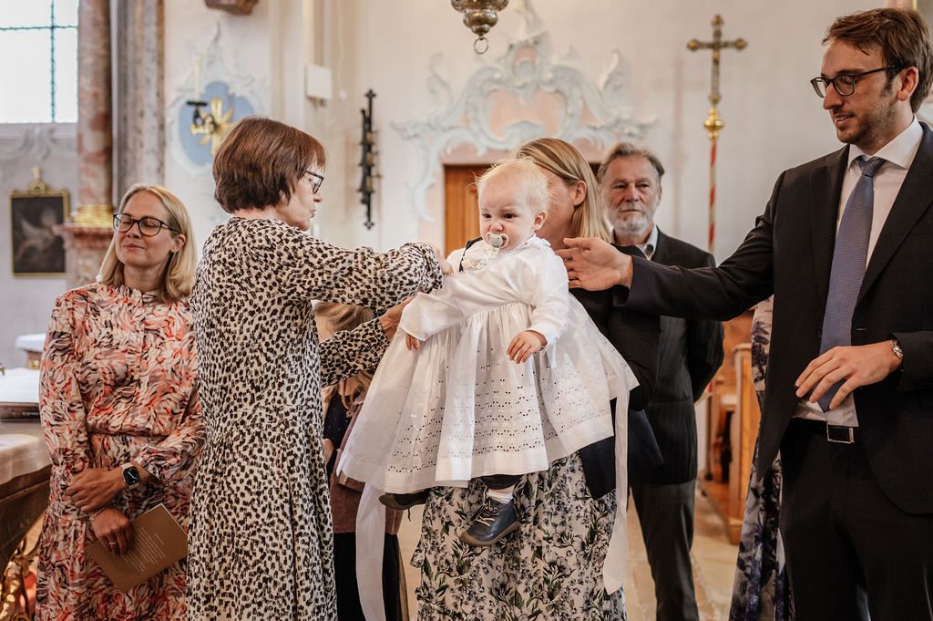 Familie lacht am Tauftag – St. Ulrich Bollschweil