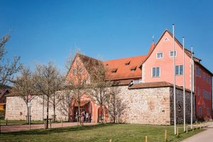 Die Fassade der Talvogtei in Kirchzarten, einer beliebten Hochzeitslocation in der Nähe von Freiburg