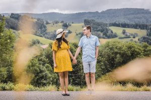 Idyllisches Schwangerschaft Fotoshooting im Schwarzwald