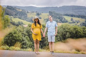 Naturnahes Schwangerschaft Fotoshooting im Schwarzwald