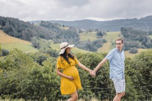 Ein Schwangerschaft Fotoshooting im Schwarzwald - glückliche werdende Eltern genießen den Urlaub in der Natur