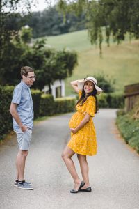 Glückliches Schwangerschaft Fotoshooting im Schwarzwald