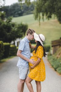 Romantisches Schwangerschaft Fotoshooting im Schwarzwald