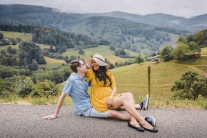 Ein Paar genießt ein Schwangerschaft Fotoshooting in der Natur des Schwarzwaldes