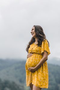 Gefühlvolles Schwangerschaft Fotoshooting im Schwarzwald