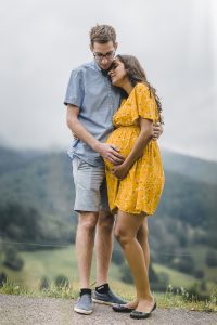 Schwangerschaft Fotoshooting im Schwarzwald mit Papa und werdender Mama