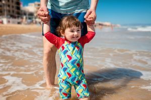 Authentisches Urlaubsfotoshooting am Strand in Spanien