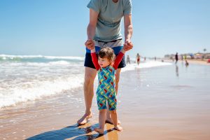 Natürliches Strandfotoshooting von Vater und Tochter in Alicante, Spanien