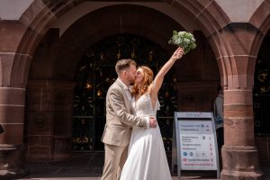 Brautpaar küsst sich vor dem Rathaus in Freiburg