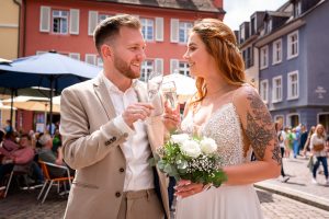 Brautpaar stößt mit Sektgläsern in Freiburg an